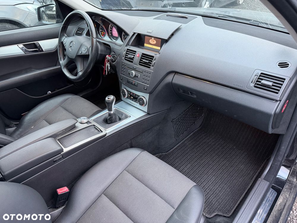 Mercedes-Benz Klasa C 180 CGI BlueEFFICIENCY Avantgarde - 18