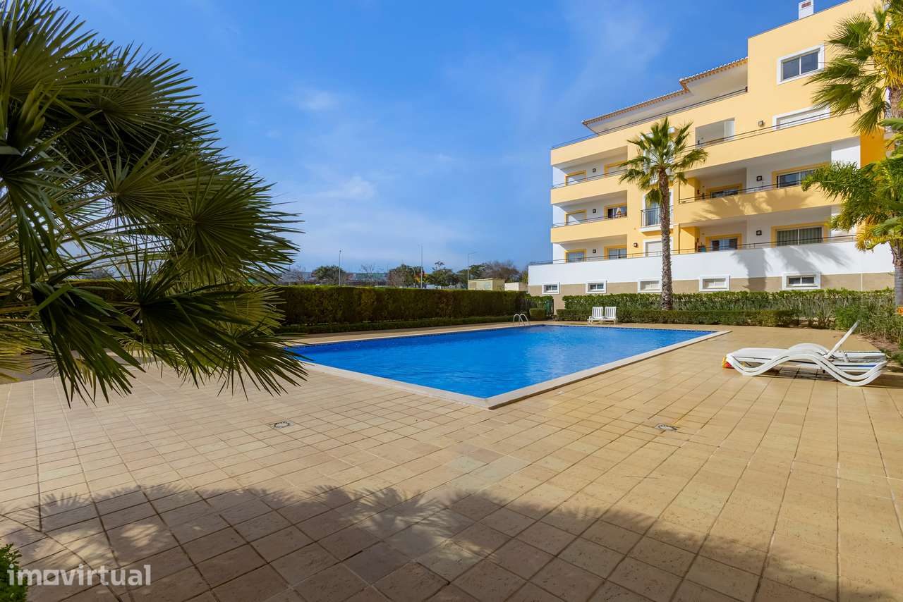 ELEGANTE APARTAMENTO T2 TOTALMENTE REMODELADO, COM PISCINA, GARAGEM E - Grande imagem: 4/47