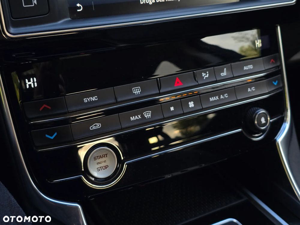 Jaguar XE 2.0 D Prestige - 30