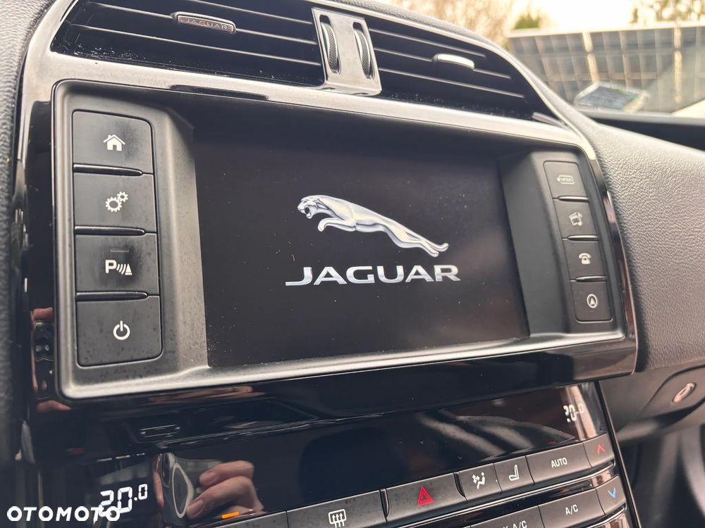 Jaguar XE 2.0 D Portfolio - 10