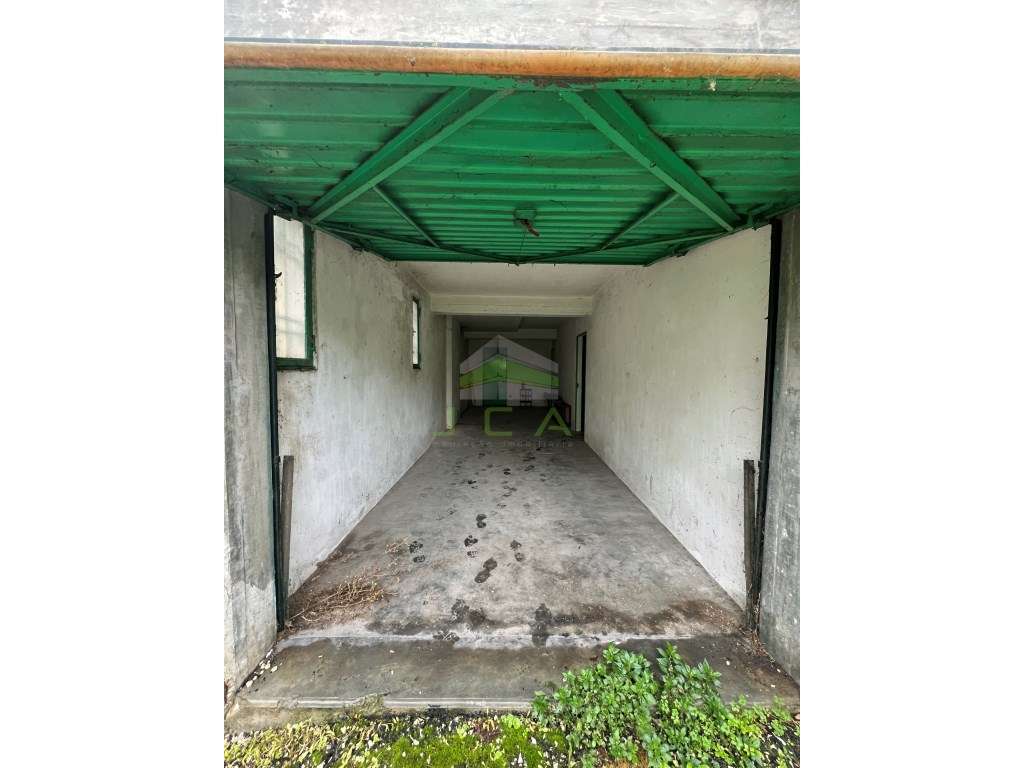 Garagem fechada com acesso exterior - Grande imagem: 3/8