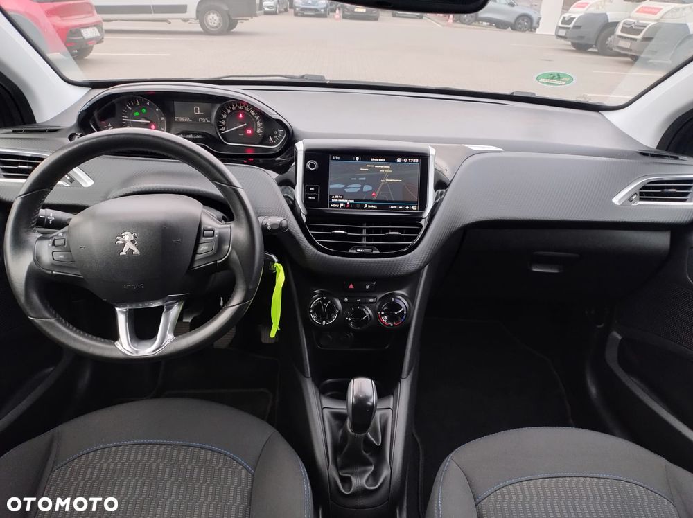 Peugeot 208 - 8