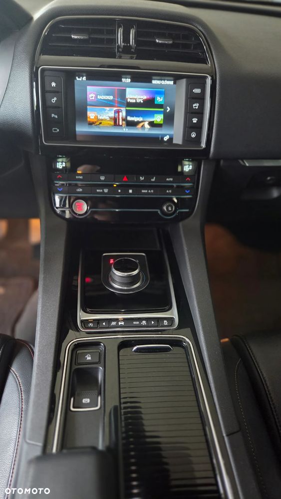 Jaguar F-Pace - 31