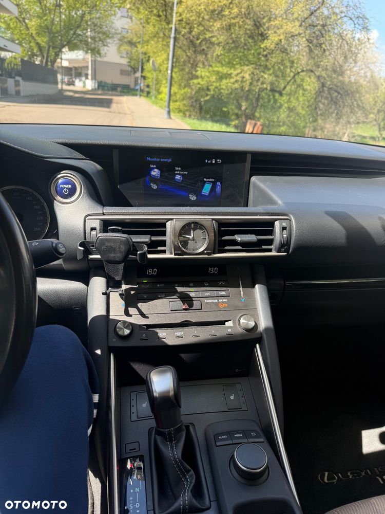 Lexus IS 300h Business Edition - 11