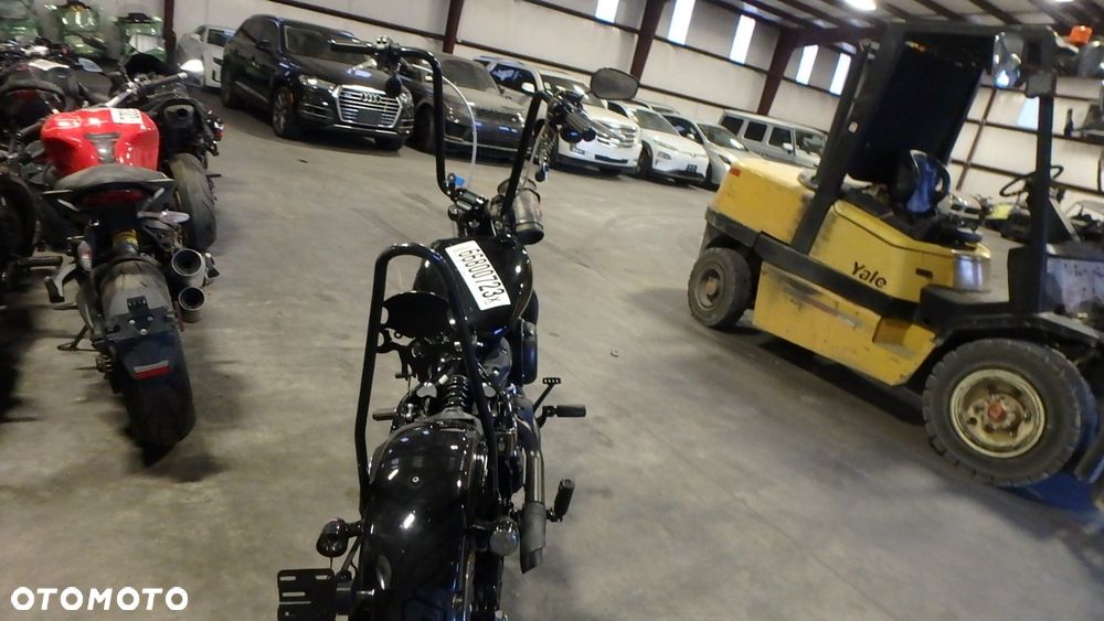 Harley-Davidson Softail Street Bob - 21