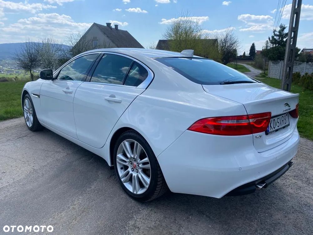 Jaguar XE 2.0 T Prestige - 6