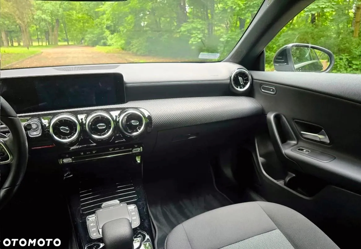 Mercedes-Benz CLA 180 7G-DCT - 3