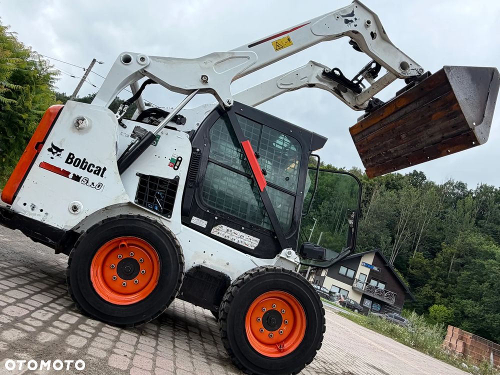 Bobcat S530. Ładowarka 4x4 wózek terenowy. Łyżka. Pełne sterowanie z dżojstika jazda i praca. Aktualne serwisy DEKRA 2026r. Silnik Kubota 4cyl 55km. Maszyna Jak Nowa z Salonu! Pochodzi z Norweskiego Gospodarstwa! 2020 rok 1724 mtg! Zero luzów i wycieków. Bardzo mocna i wydajna maszyna o małych gabarytach! Idealna do stajni oraz Budownictwa. OKAZJA TANIO 3 wyjścia Hydrauliczne pod urządzenia!! Wszystkie opony jak nowe .Kabina ogrzewana pełne szkło + drzwi. Po serwisach. Potężna moc. OKAZJA - 3