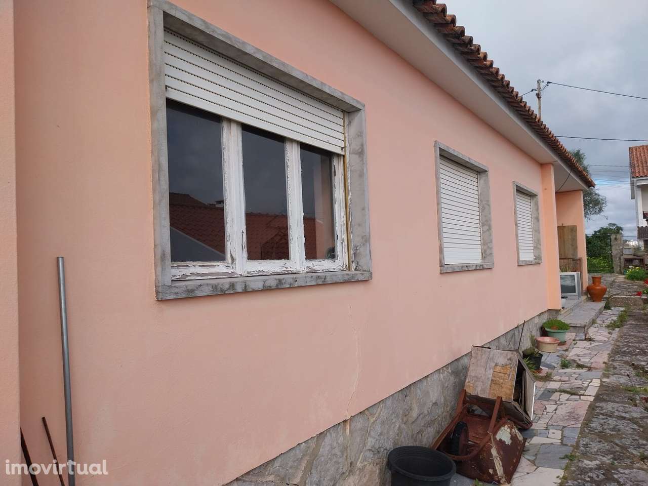 Moradia Térrea isolada na Amoreira Estoril com grande potencial. - Grande imagem: 3/11