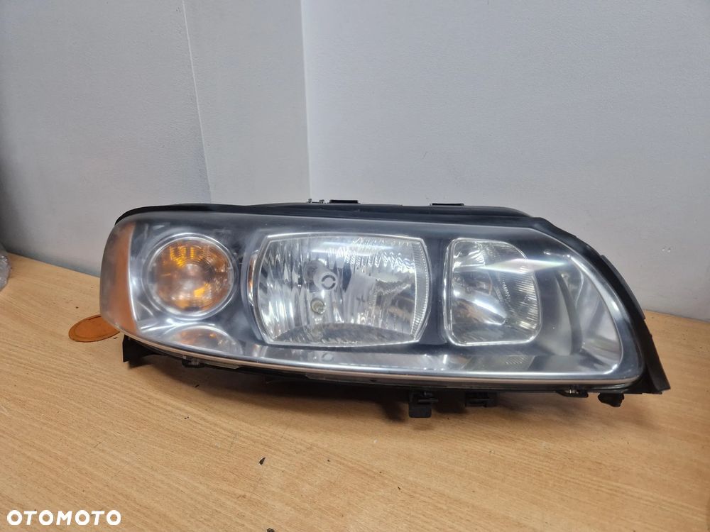 LAMPA PRZDNIA PRAWA H7 VOLVO S60I V70II LIFT 04-10R EUROPA - 1