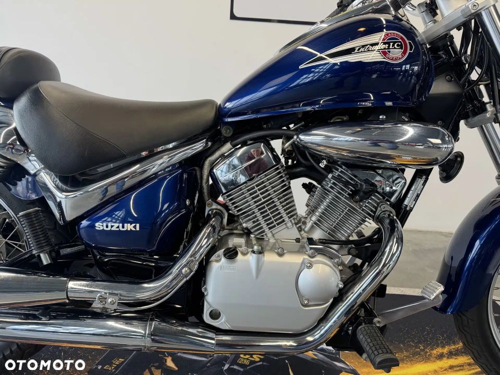Suzuki Intruder - 13