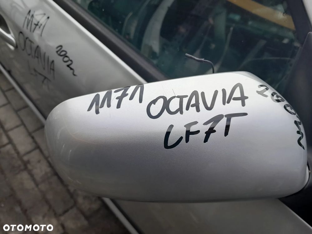 SKODA OCTAVIA LIFT LUSTERKO PRAWE KOLOR: LF7T - 3