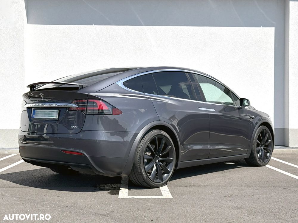Tesla Model X - 3