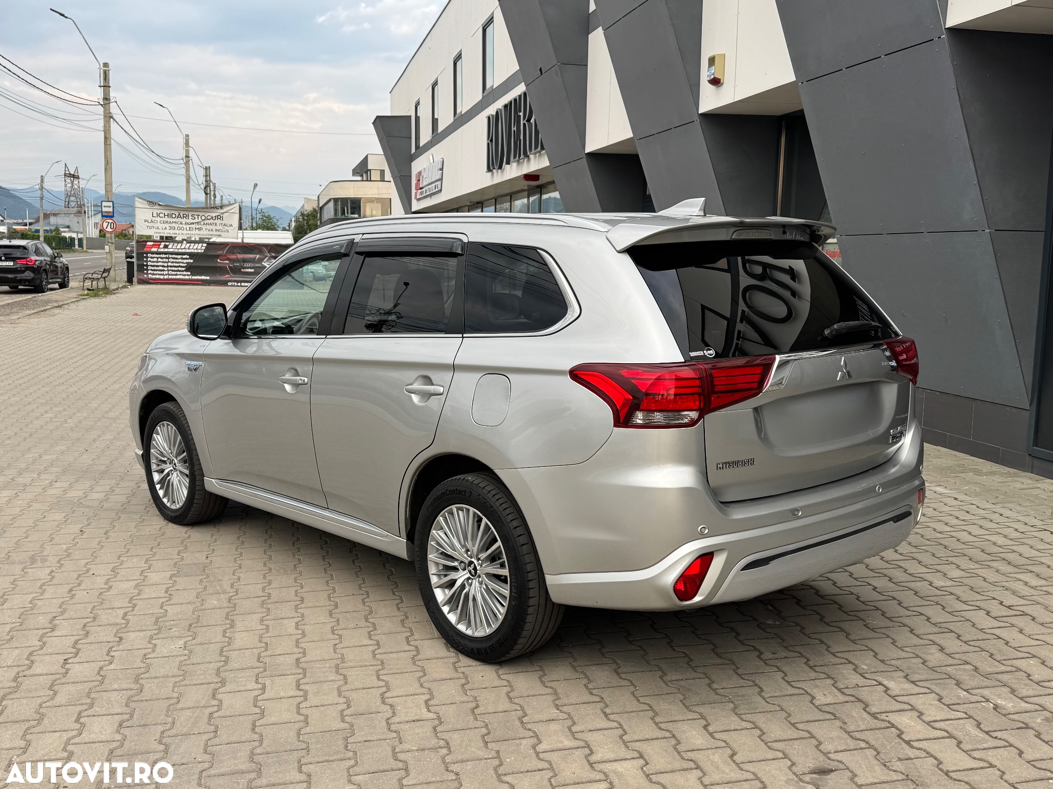 Mitsubishi Outlander 2.4 4WD Plug-In Hybrid Plus - 24