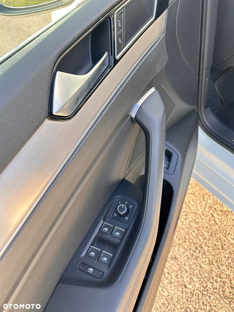 Volkswagen Passat 2.0 TDI SCR Highline - 11