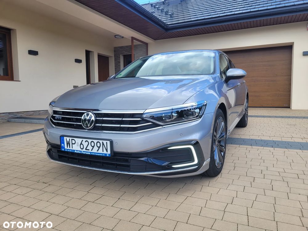 Volkswagen Passat - 1
