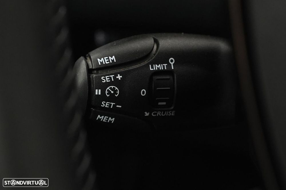 Peugeot 2008 1.2 PureTech Allure - 19