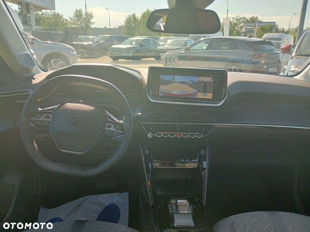Peugeot 208 - 8
