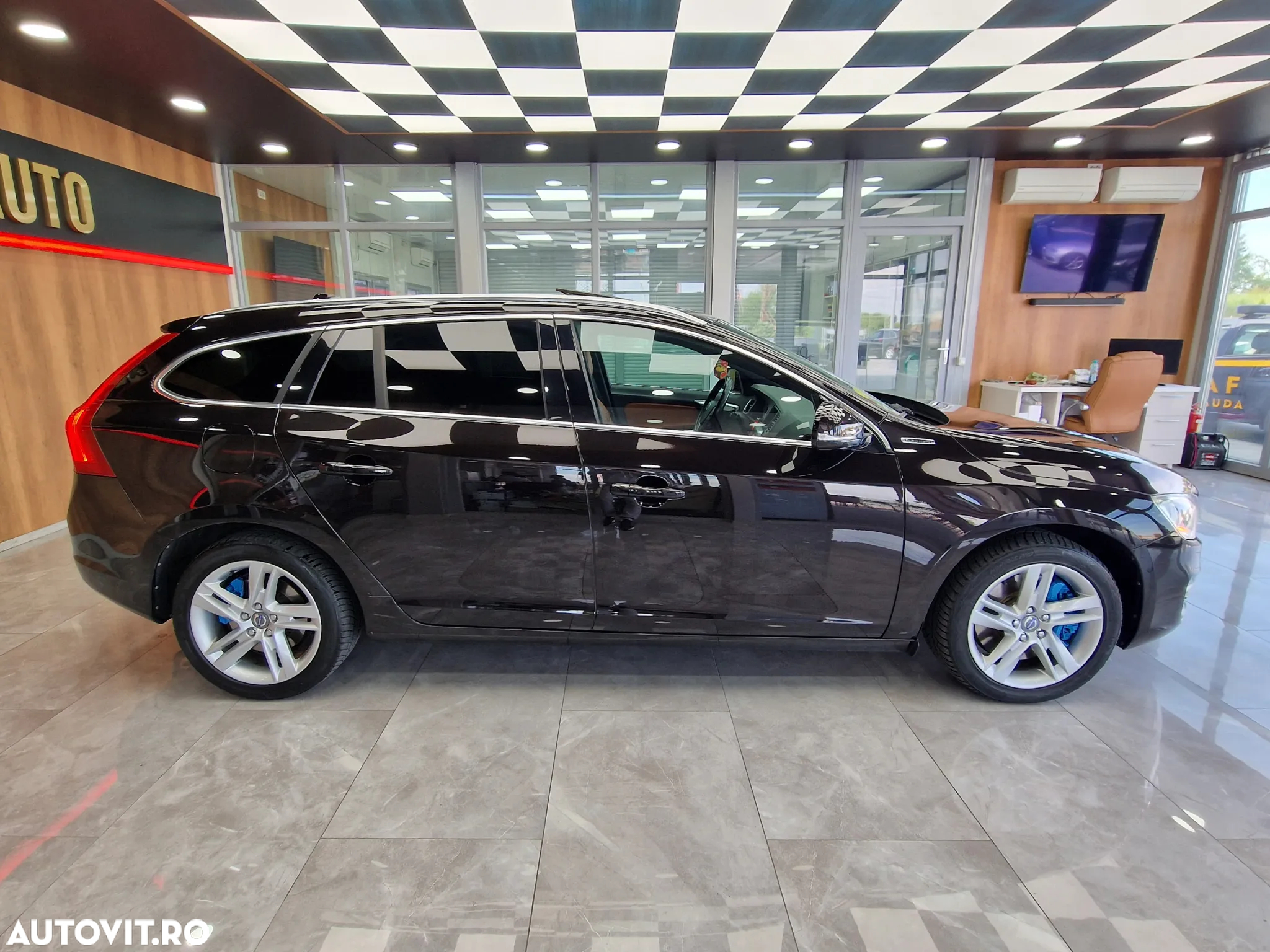 Volvo V60 D6 Plug-In-Hybrid AWD Geartronic Momentum - 13