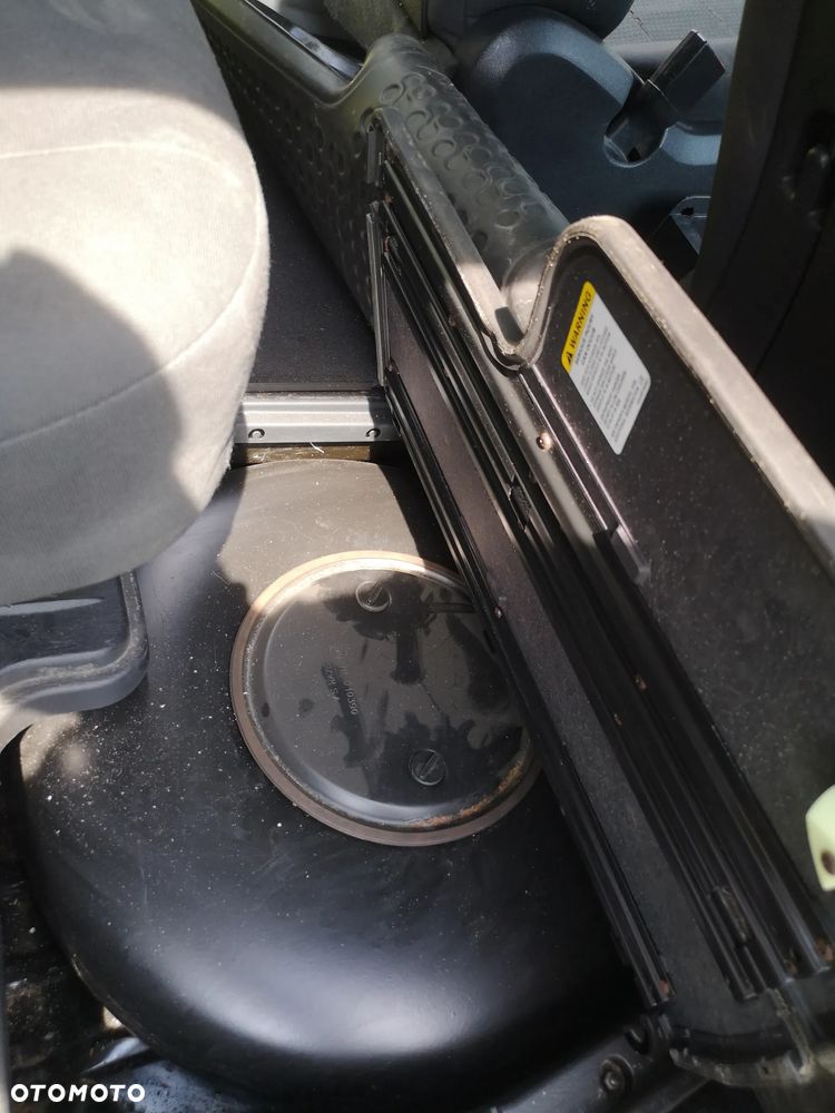 Dodge Caravan - 16