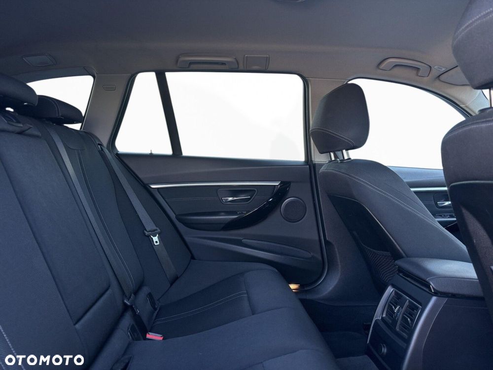 BMW Seria 3 320i GPF xDrive - 32