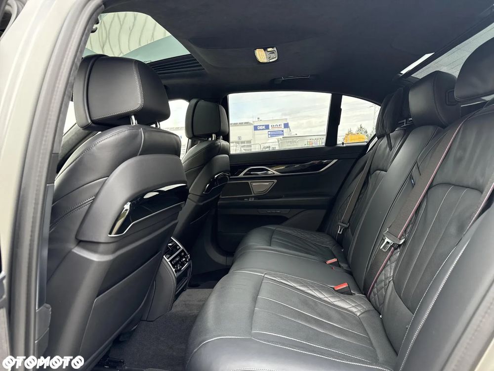 BMW Seria 7 750i xDrive sport - 16