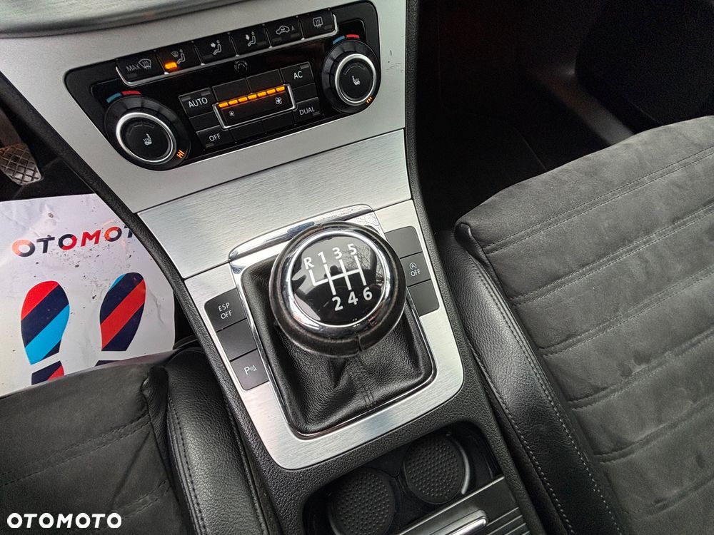 Volkswagen Passat 2.0 TDI DPF BlueMotion Technology Highline - 19