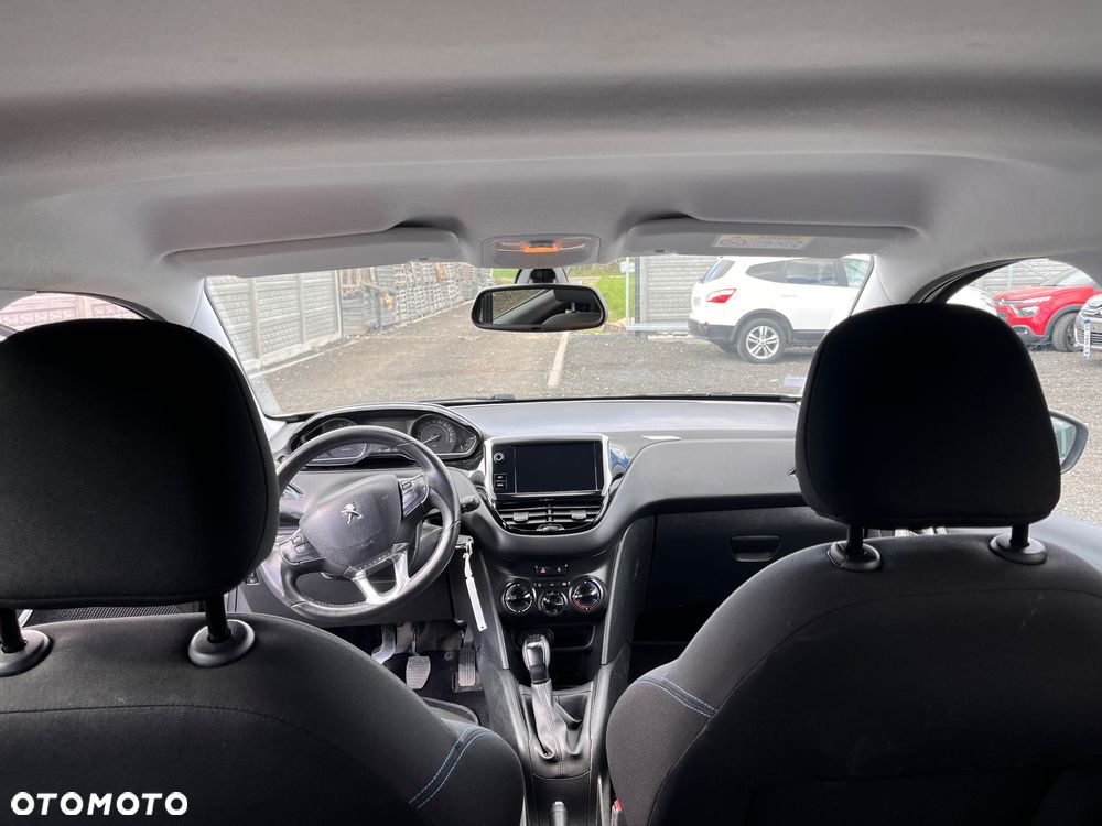 Peugeot 208 - 8