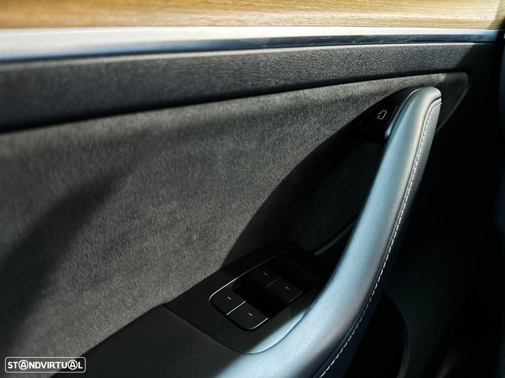Tesla Model Y Long Range Dual Motor AWD - 49