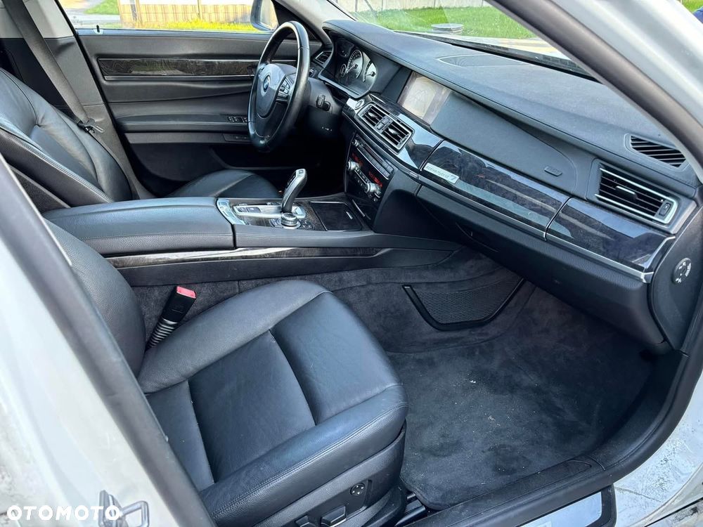 BMW Seria 7 750i - 8