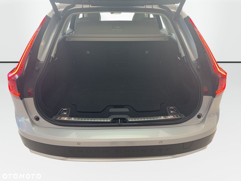 Volvo V90 Cross Country - 17