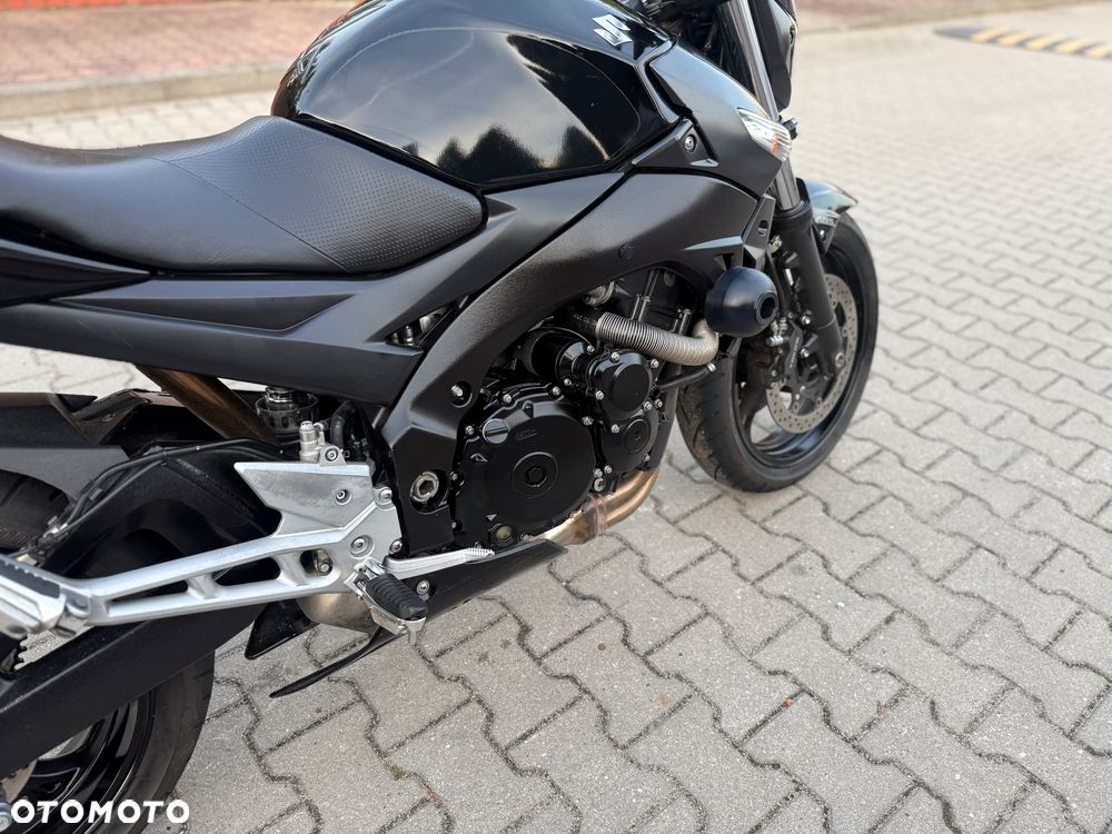 Suzuki GSR - 13