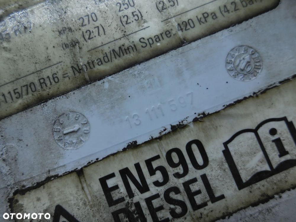 Klapka wlewu paliwa 13111597 Opel Astra H DIESEL BIAŁAKOMBI - 3