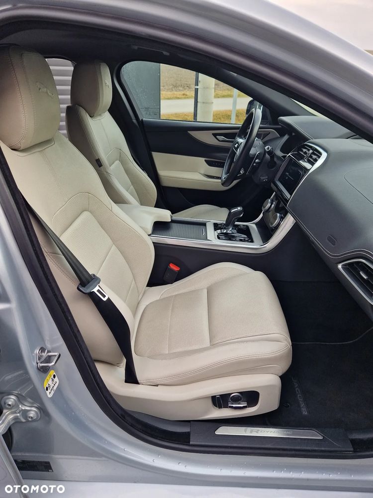 Jaguar XE 2.0 P300 AWD R-Dynamic SE - 12