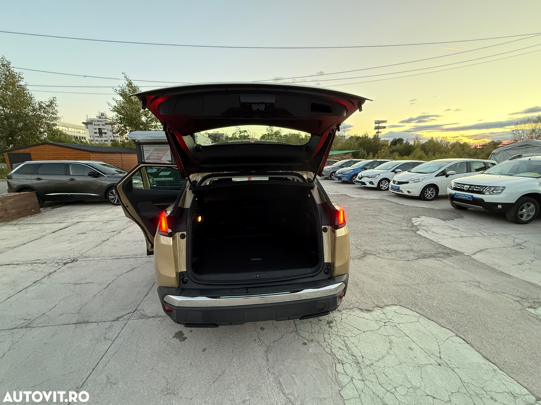 Peugeot 3008 1.2 PureTech Turbo S&S Allure - 17