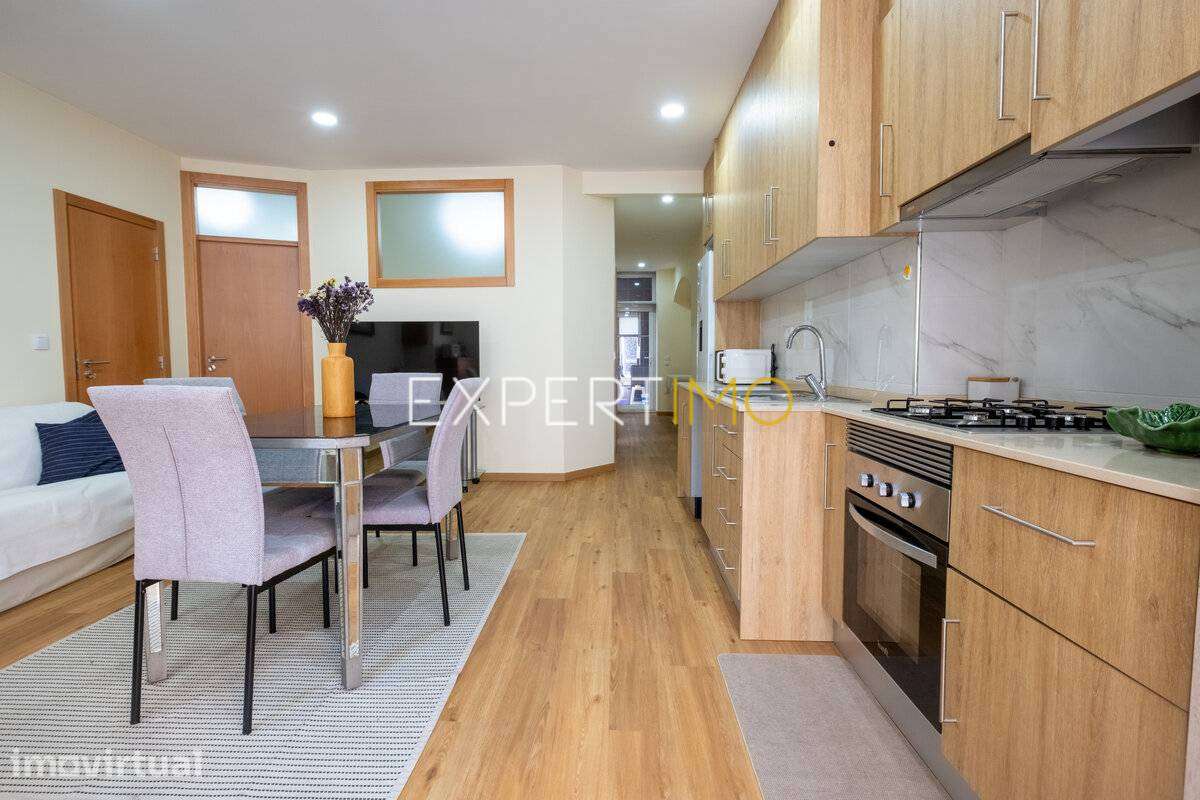 Moradia Renovada com 2 Apartamentos Independentes | Figueira da Foz - Grande imagem: 3/42