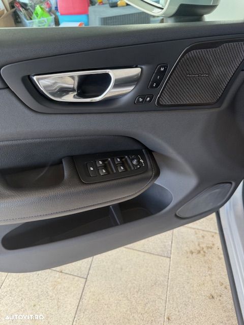 Volvo XC 60 B4 MHEV AT8 AWD Momentum Pro - 5