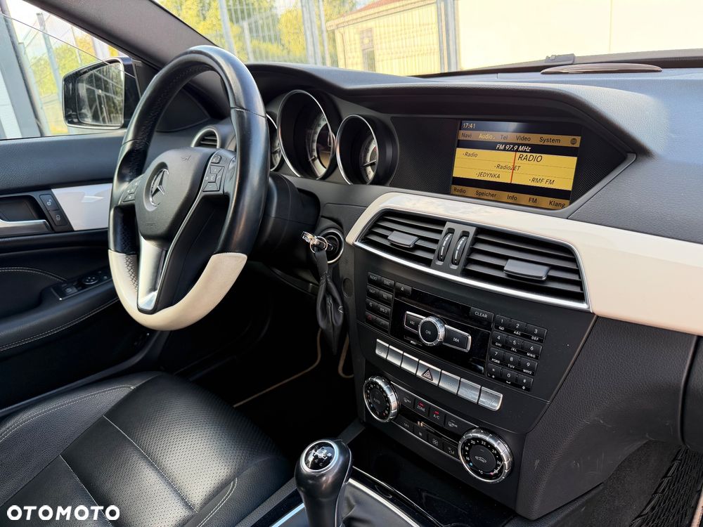 Mercedes-Benz Klasa C 180 CGI BlueEff - 36