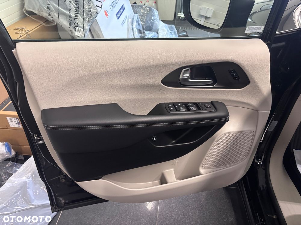 Chrysler Pacifica - 9