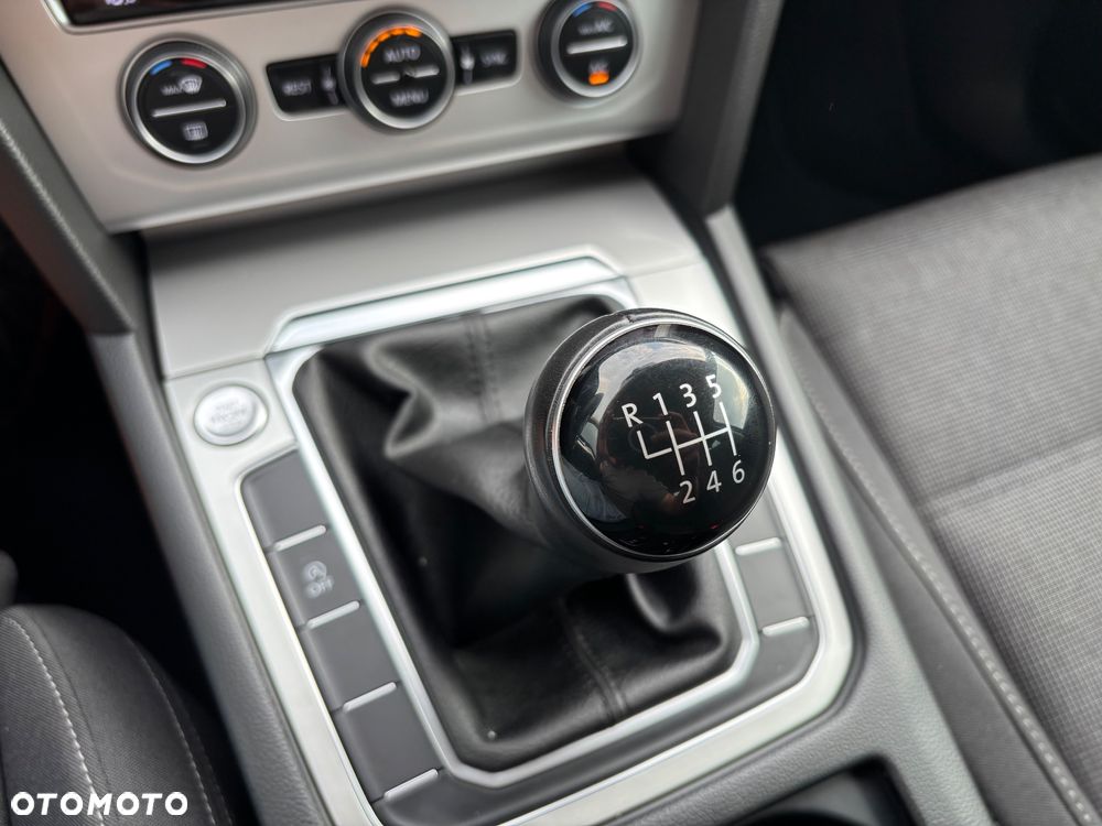 Volkswagen Passat - 16