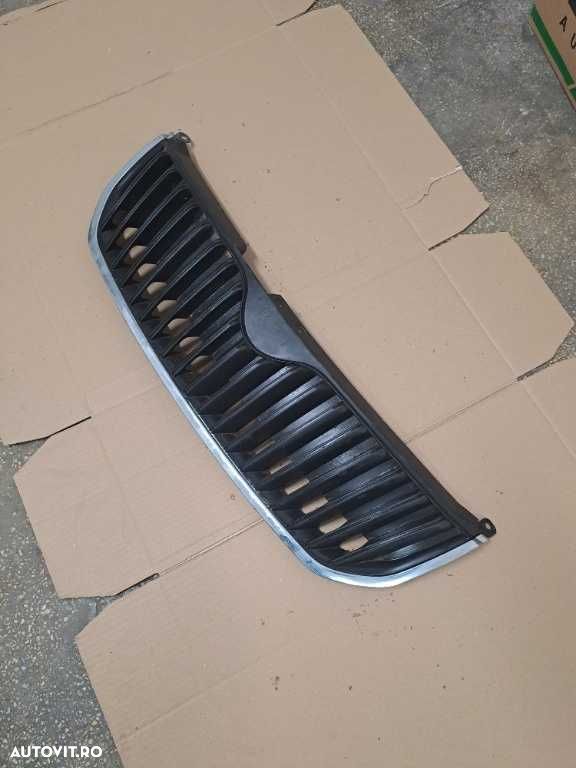 Grila radiator Skoda Superb 2 originala Cod 3T0853668A - 1
