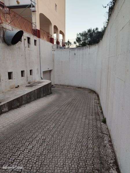 Lugar de Garagem para carro 15m2
Situado no centro da Abóbada - Grande imagem: 3/6