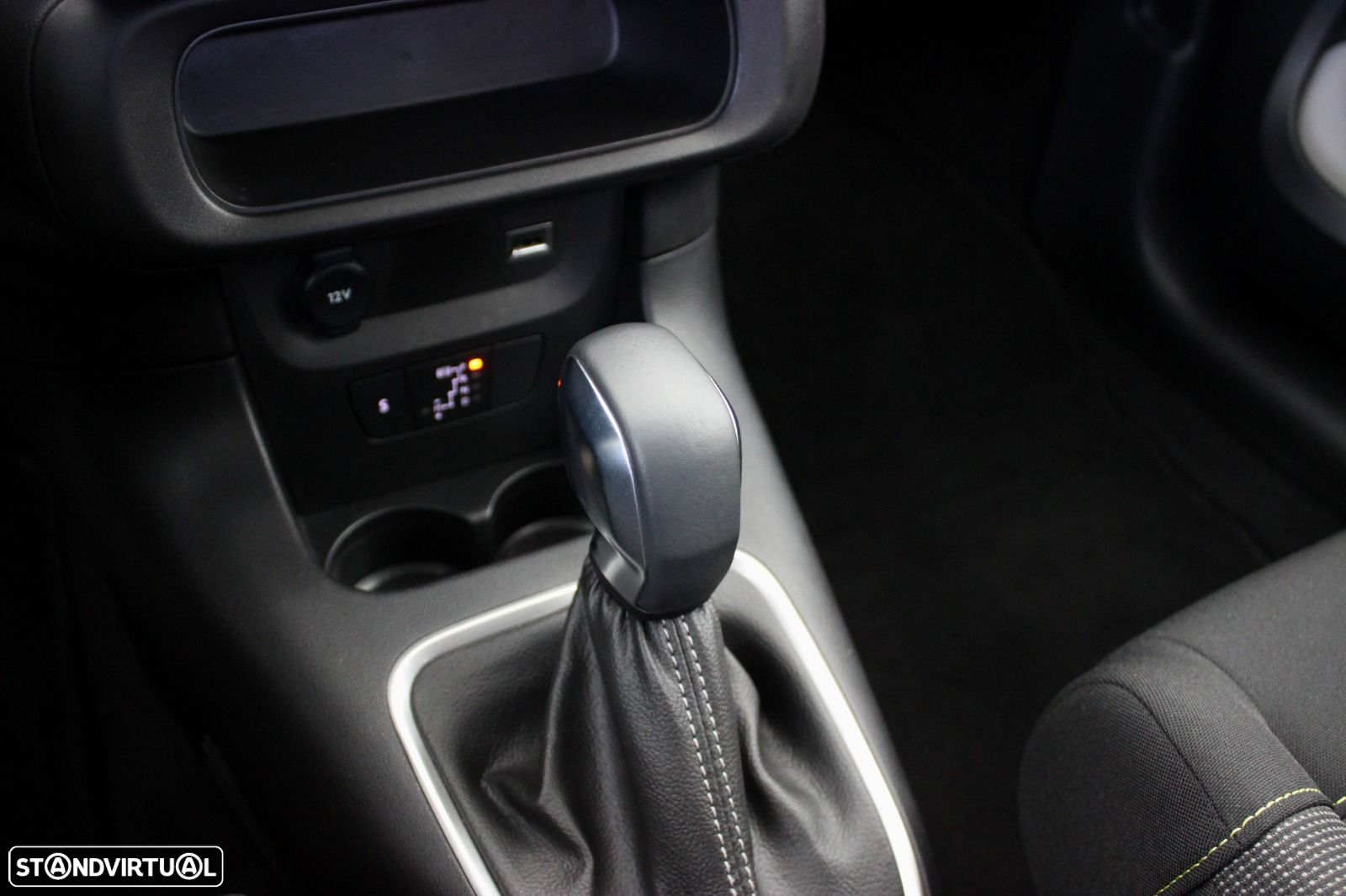 Citroën C3 1.2 PureTech Shine EAT6 - 24