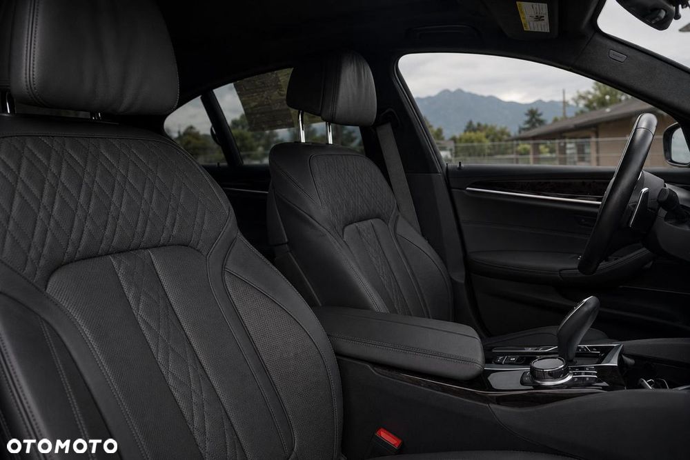 BMW Seria 5 M550i xDrive sport - 14