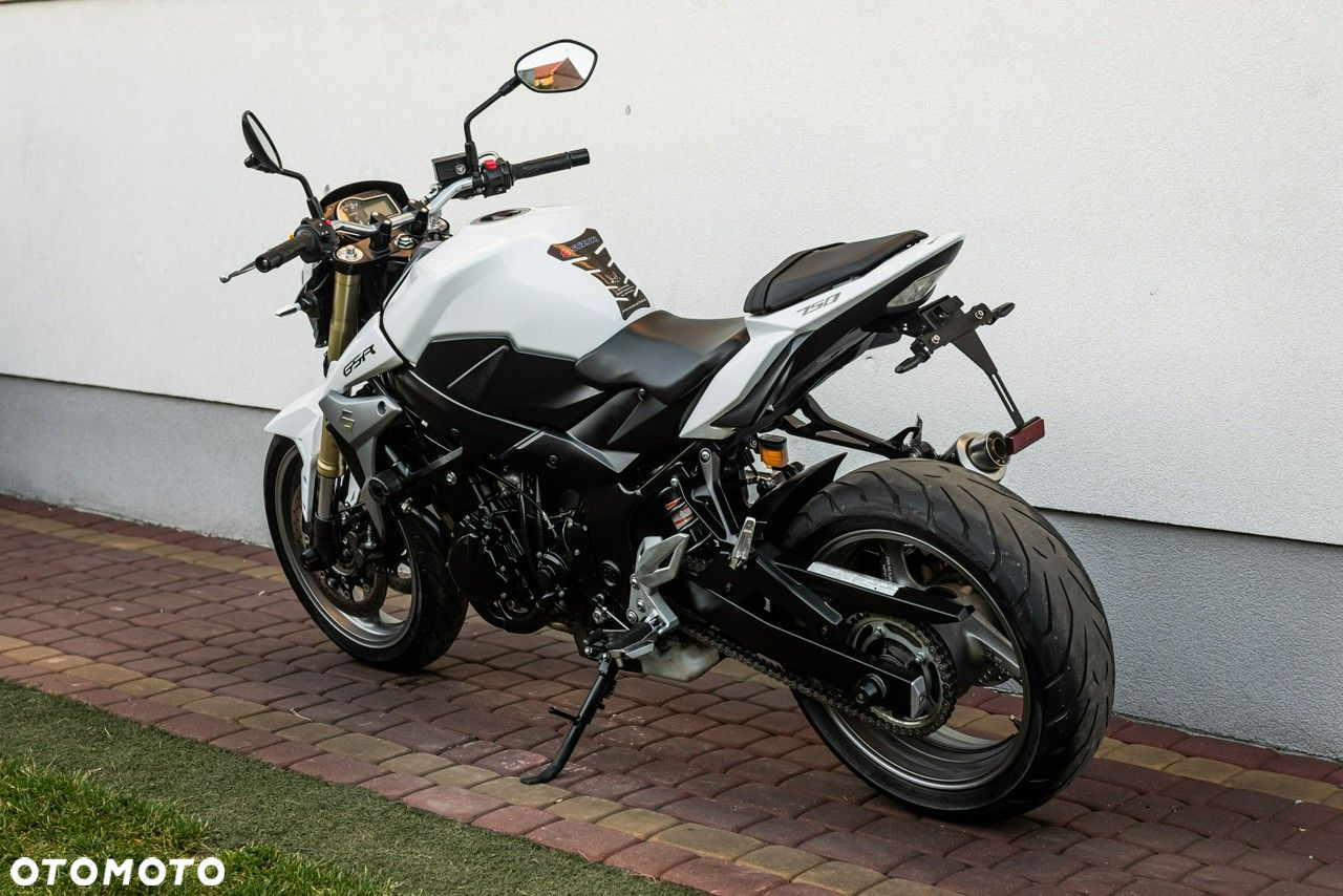 Suzuki GSR - 4