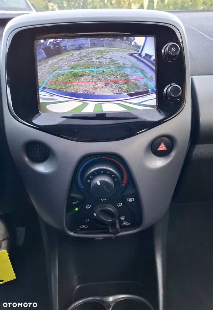 Toyota Aygo x-play connect - 36