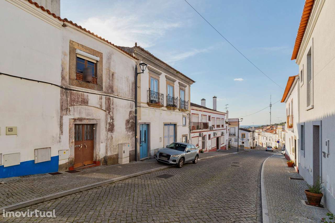 Prédio para Recuperar no Centro Histórico de Montemor-o-Novo - Grande imagem: 2/20