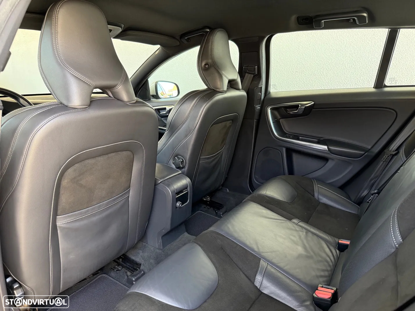 Volvo V60 2.0 D4 R-Design - 43