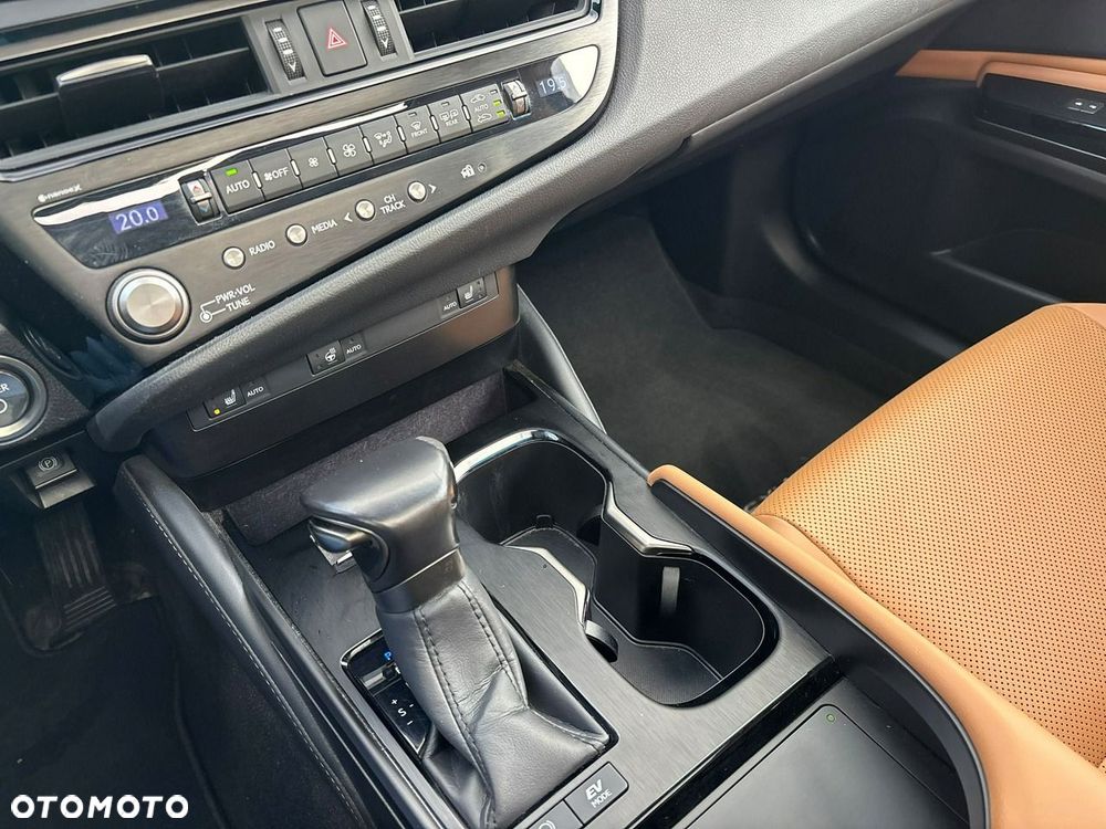 Lexus ES 300h Business Edition - 24