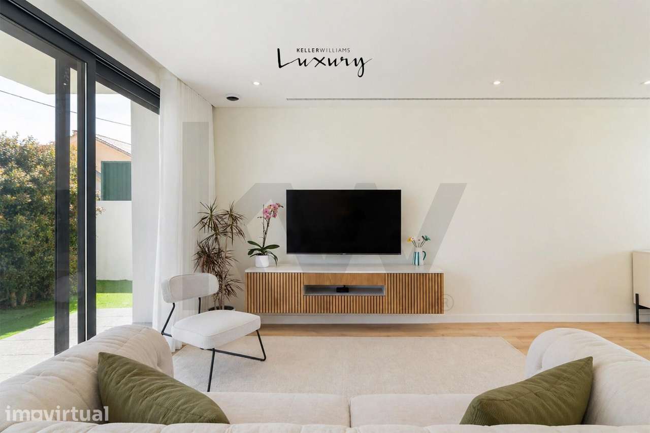 MORADIA T3 + 1 COM PISCINA E JARDIM, DESIGN CONTEMPORÂNEO, PÉ-DIREITO - Grande imagem: 5/38
